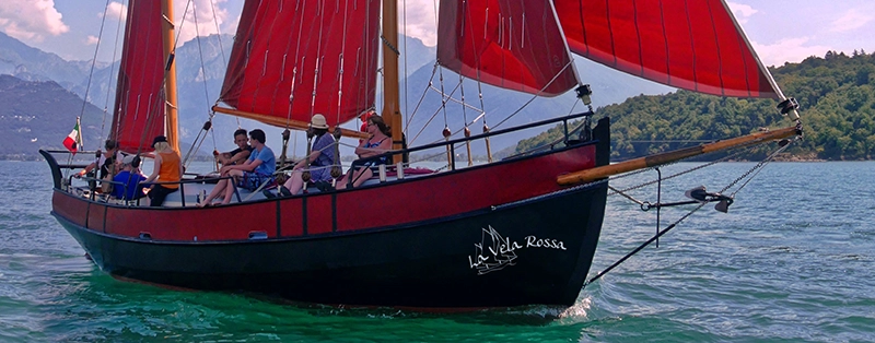 Sailing on the lake with the vessel THE RED SAIL