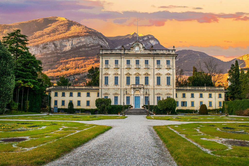 luxury villas on lake como