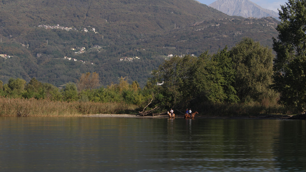 andare a cavallo sul lago di  como colico